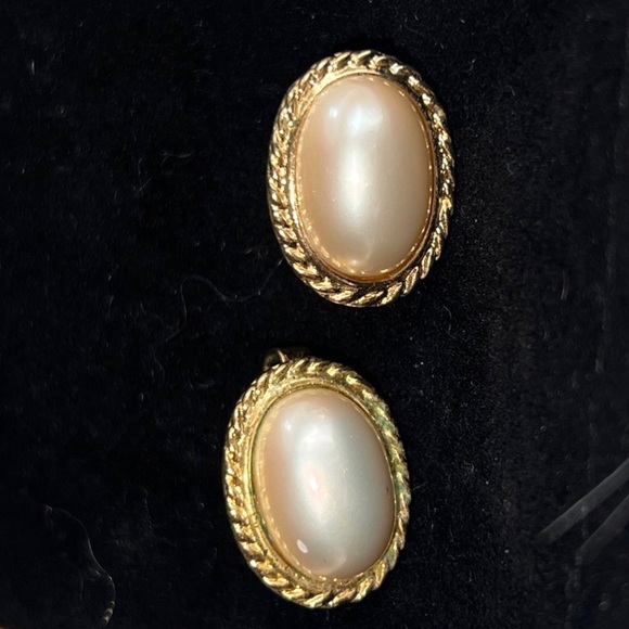 Gorgeous Vintage TRIFARI Signed Faux Pearl Clip
Earrings - Picture 4 of 5